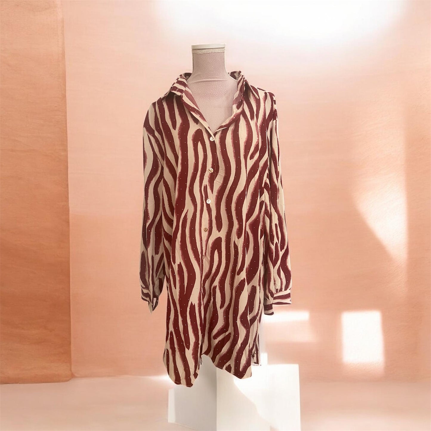 Chemiser sertie de petits strass.          Taille: L- xl. Dispo en rayure: verte-bordeaux-brune.