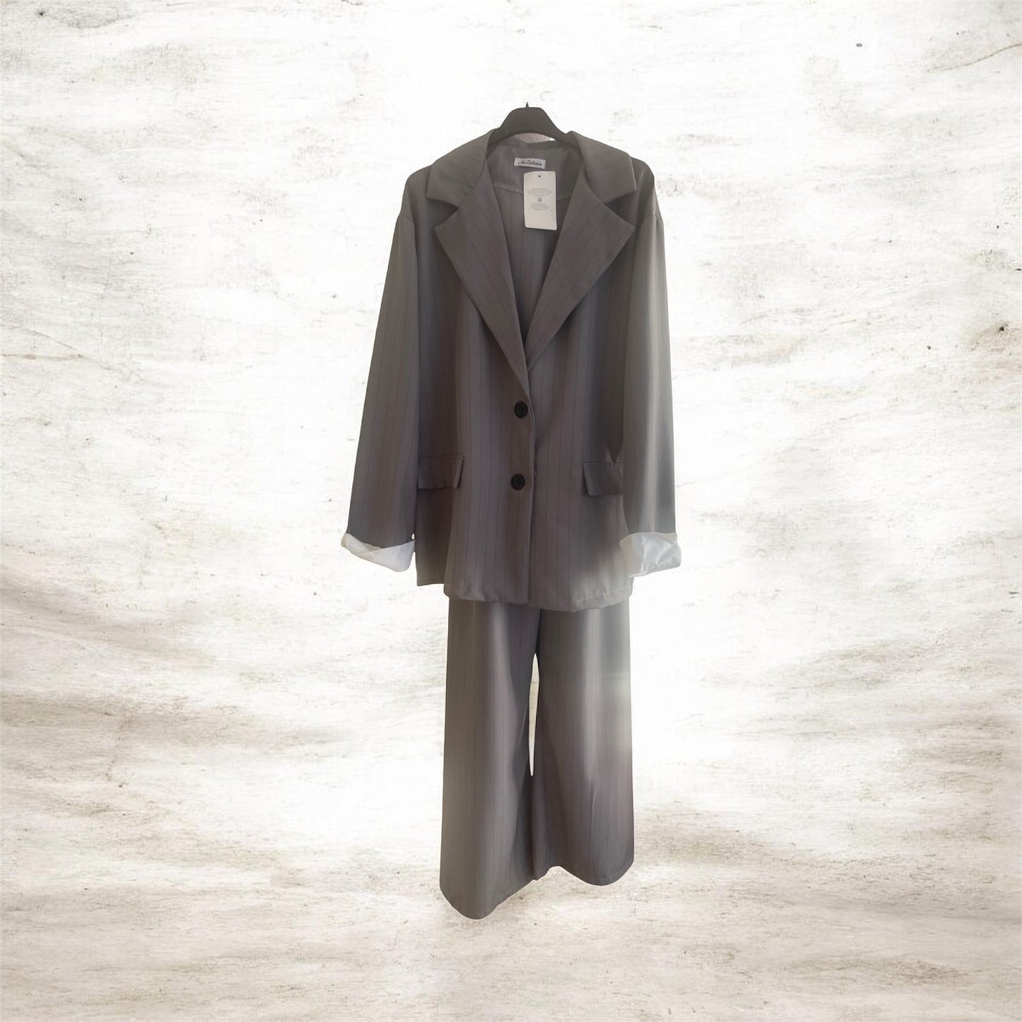 Costume femme lignée. TU: 38-44. Couleurs: gris-brun-blanc cassé