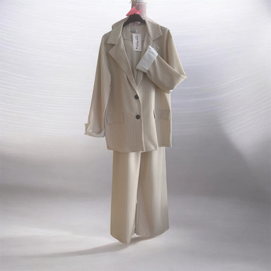 Costume femme lignée. TU: 38-44. Couleurs: gris-brun-blanc cassé