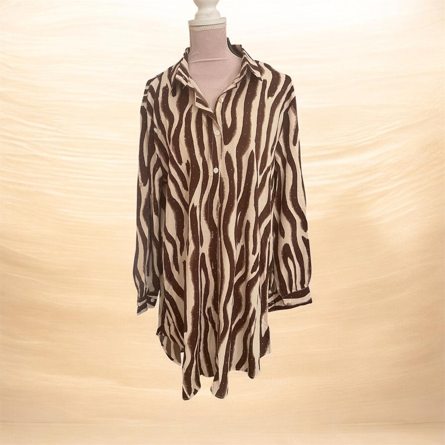 Chemiser sertie de petits strass.          Taille: L- xl. Dispo en rayure: verte-bordeaux-brune.